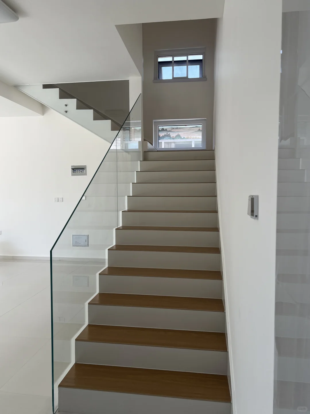 550元一米的外挂无扶手超白玻璃楼梯