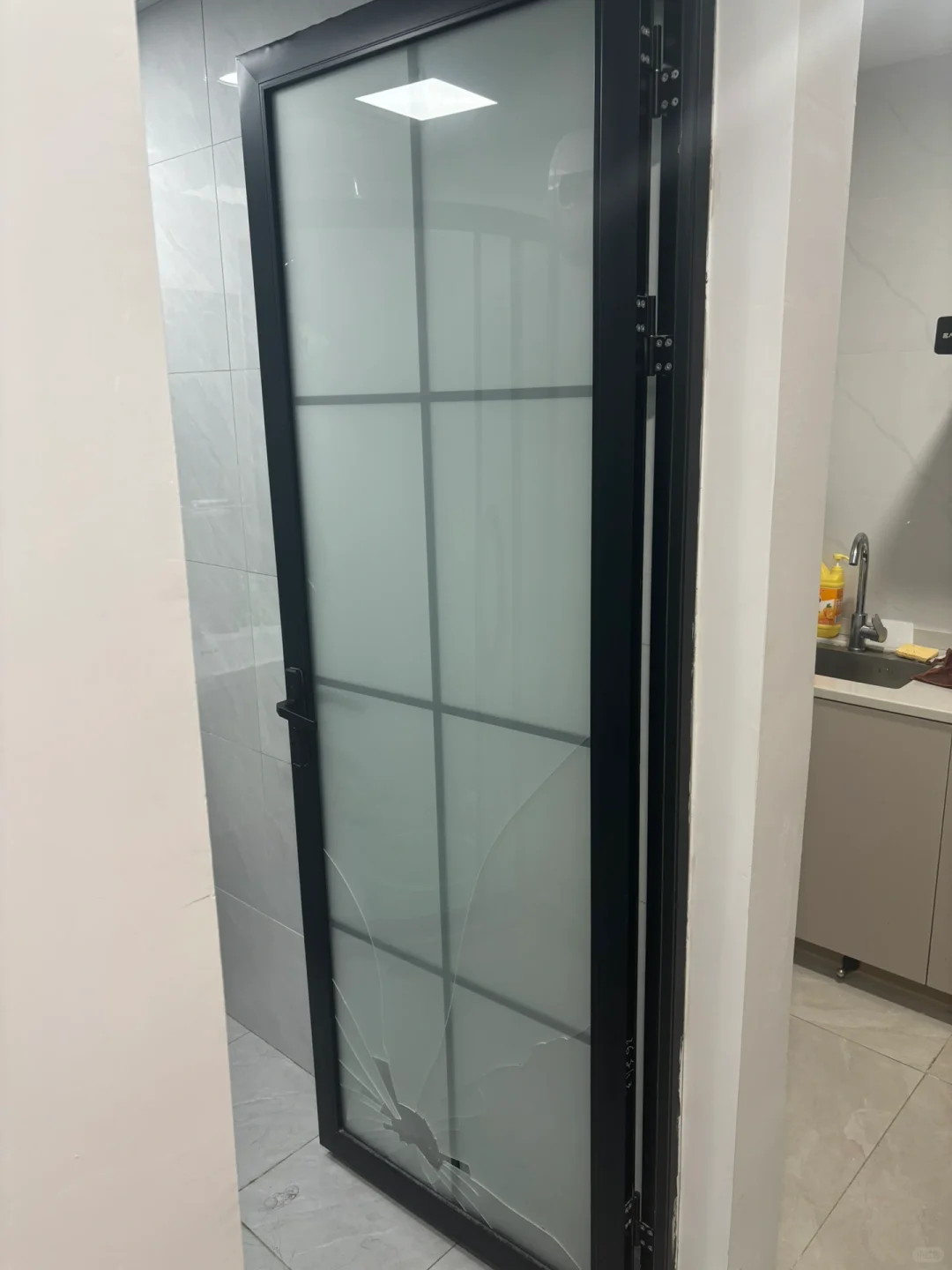 浴室玻璃门碎了