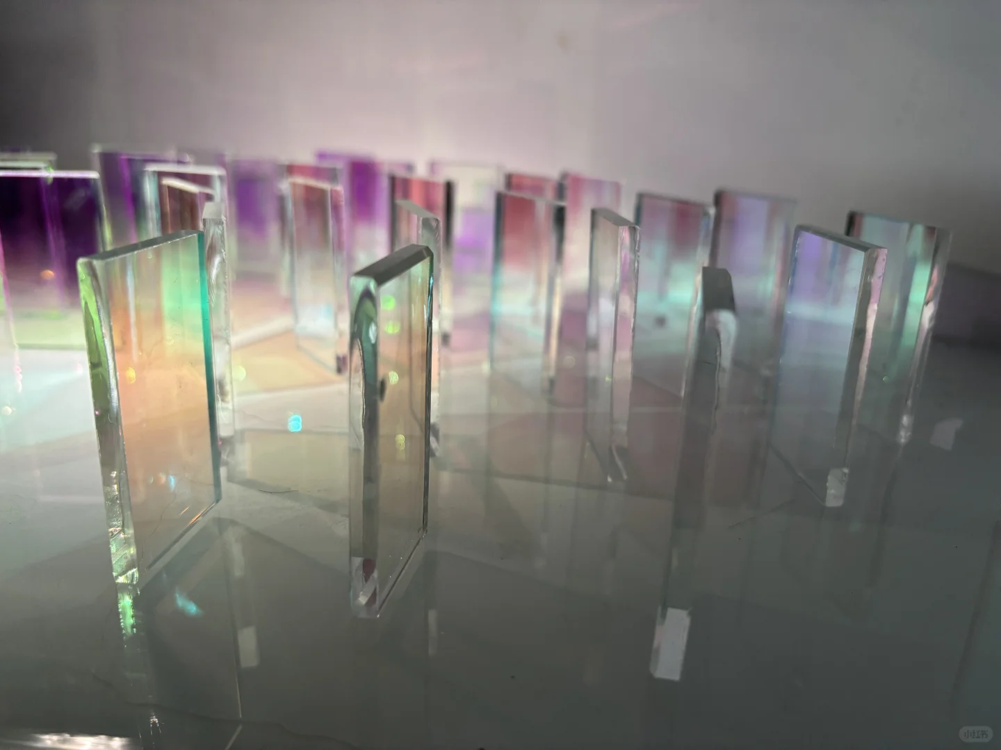 紫光下的玻璃会发光呀！！！