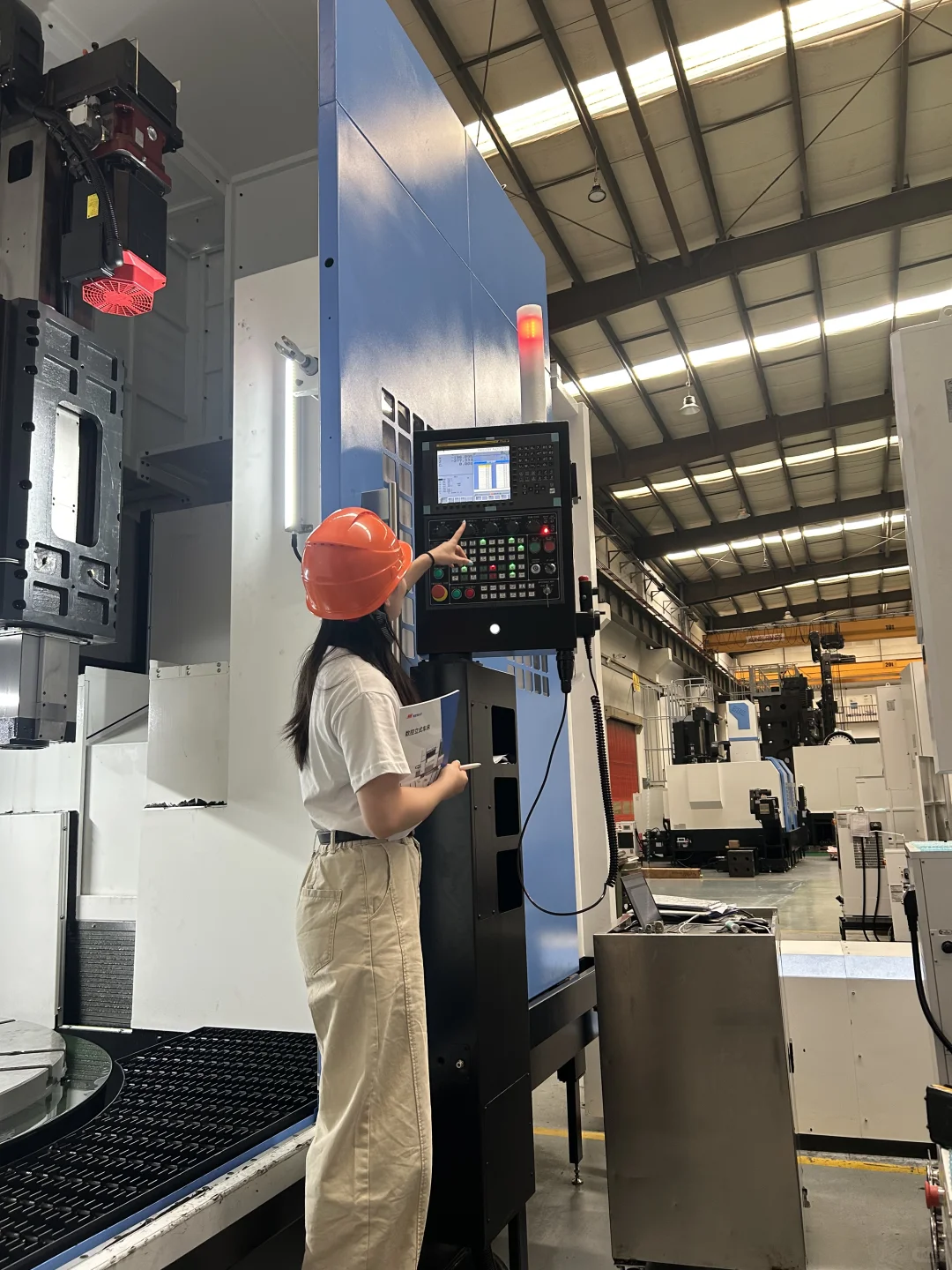 00后机床女销售的一天：今天学习纽威的车床