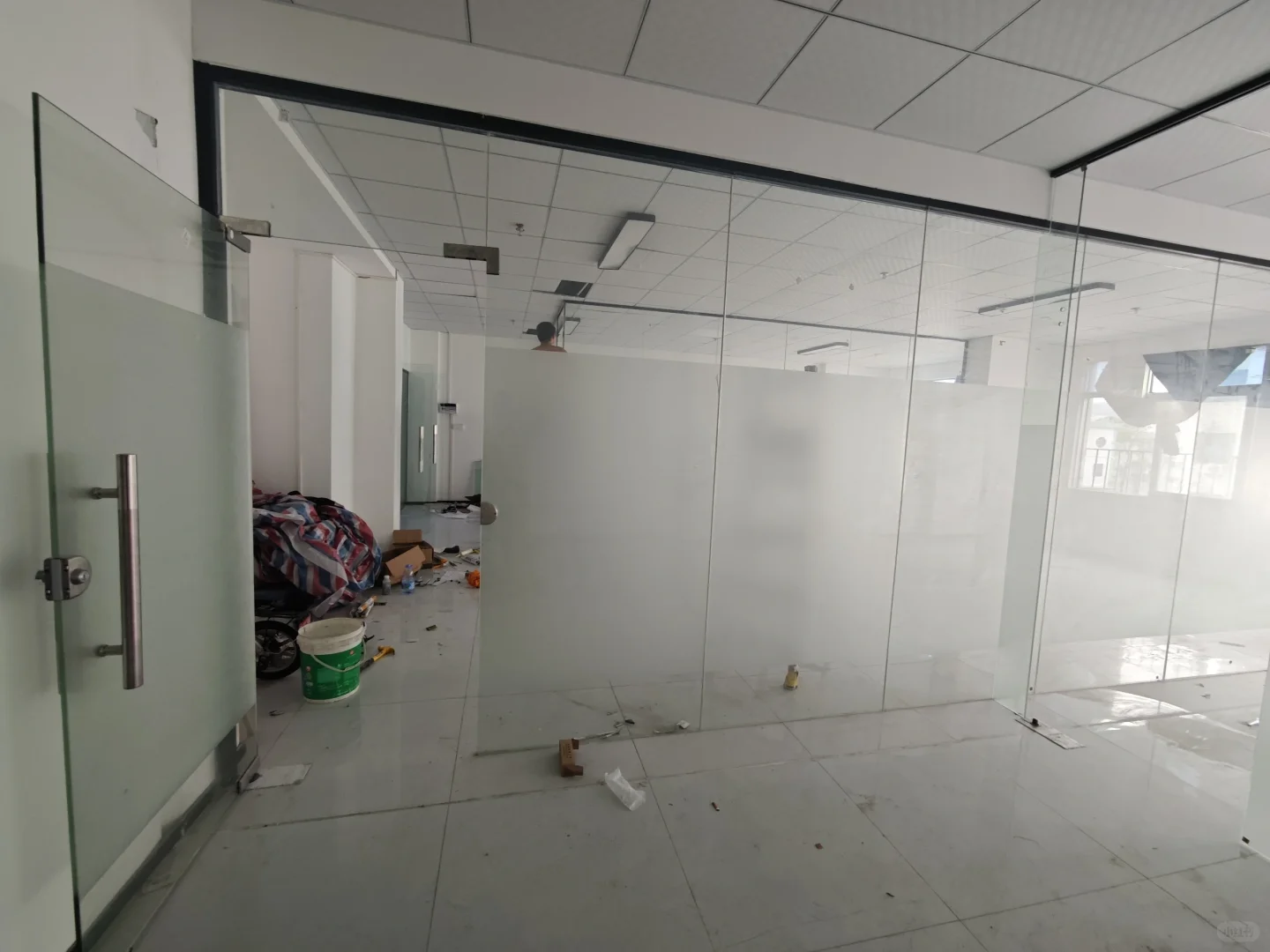 办公室钢化玻璃隔墙多少钱