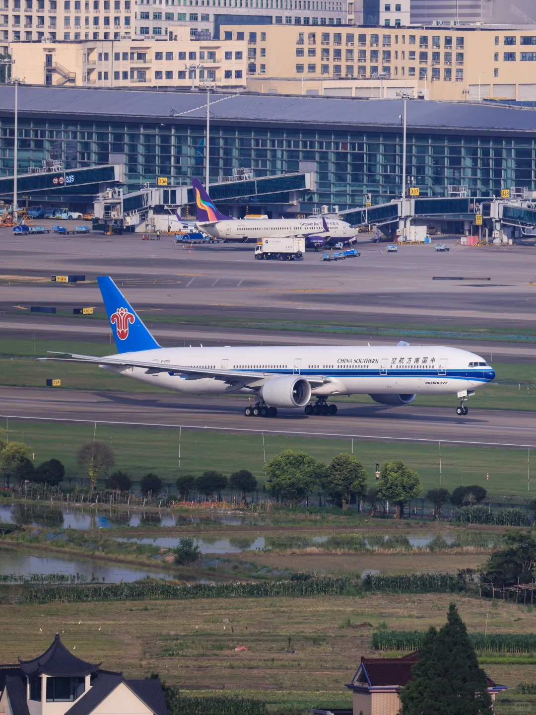 两架南航波音宽体HGH的24跑道起飞