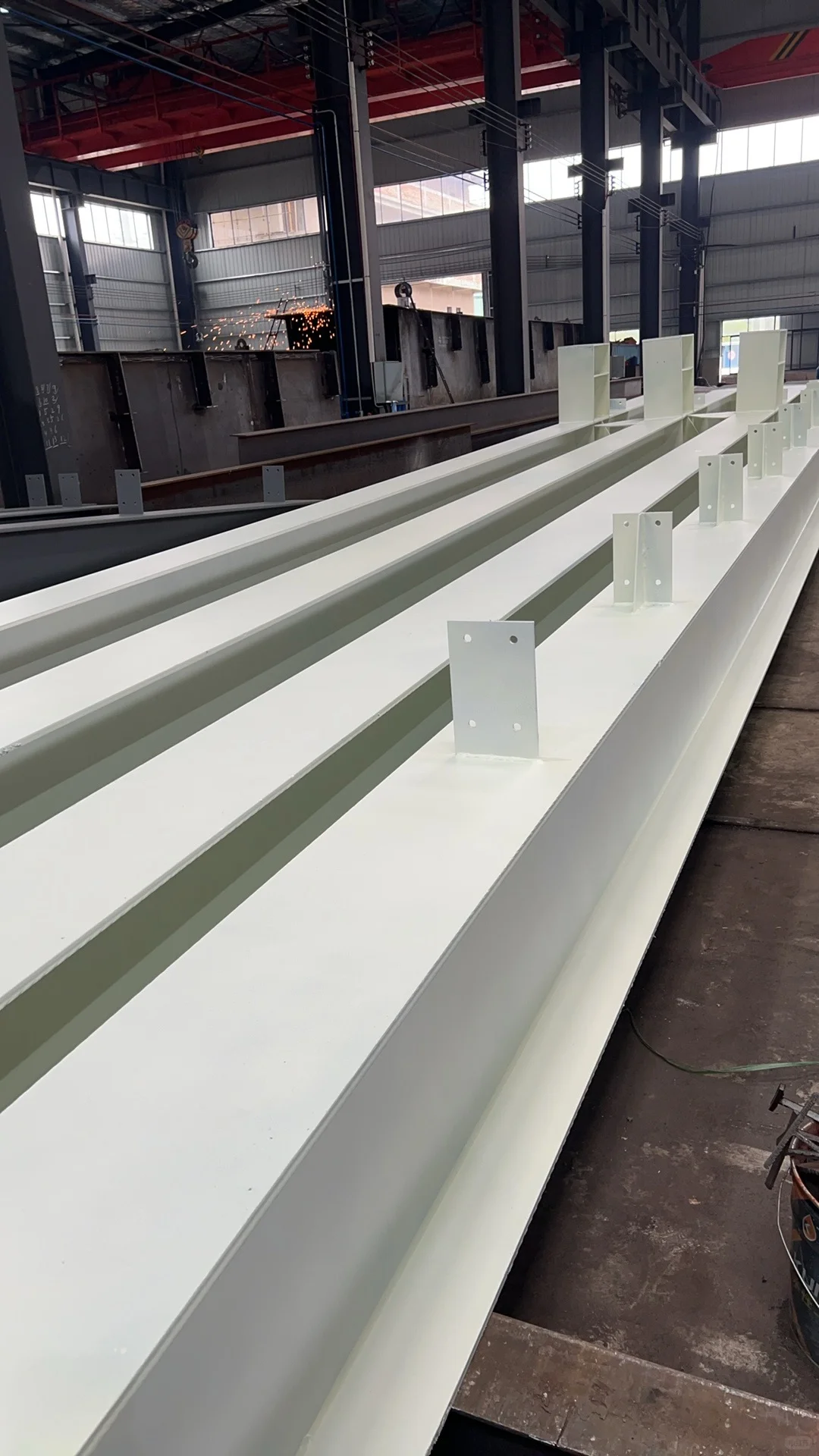 接手家里的烂涂料厂了，开始自媒体，小红书