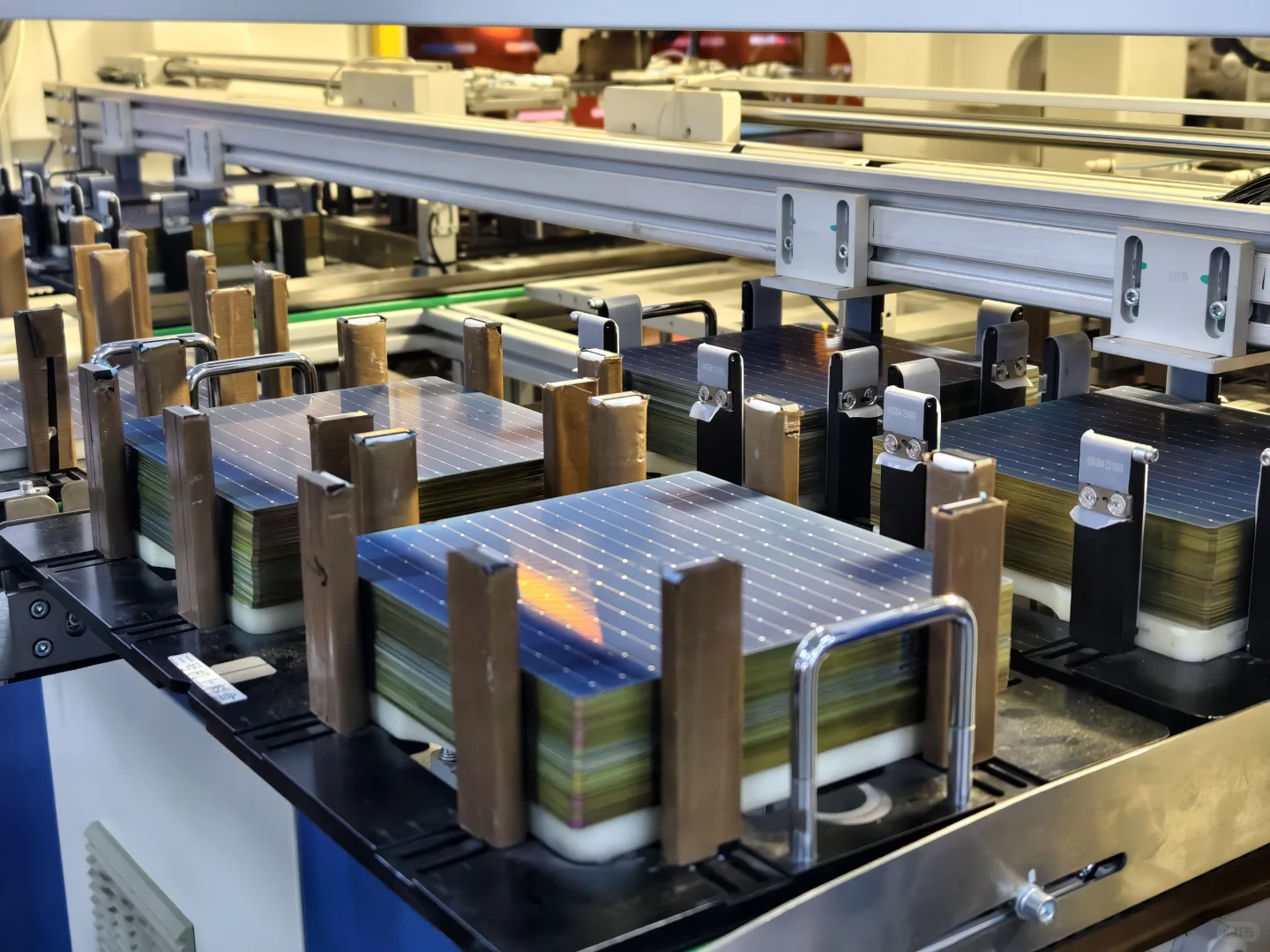 光伏板制作下的吵闹