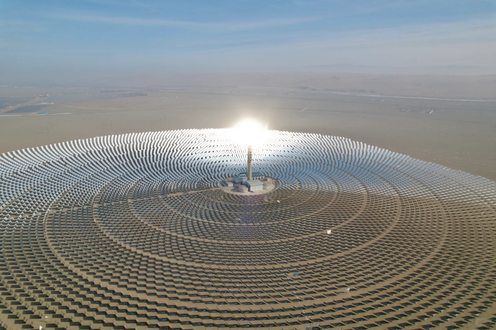 中国西北超级工程敦煌熔岩塔式发电站光伏