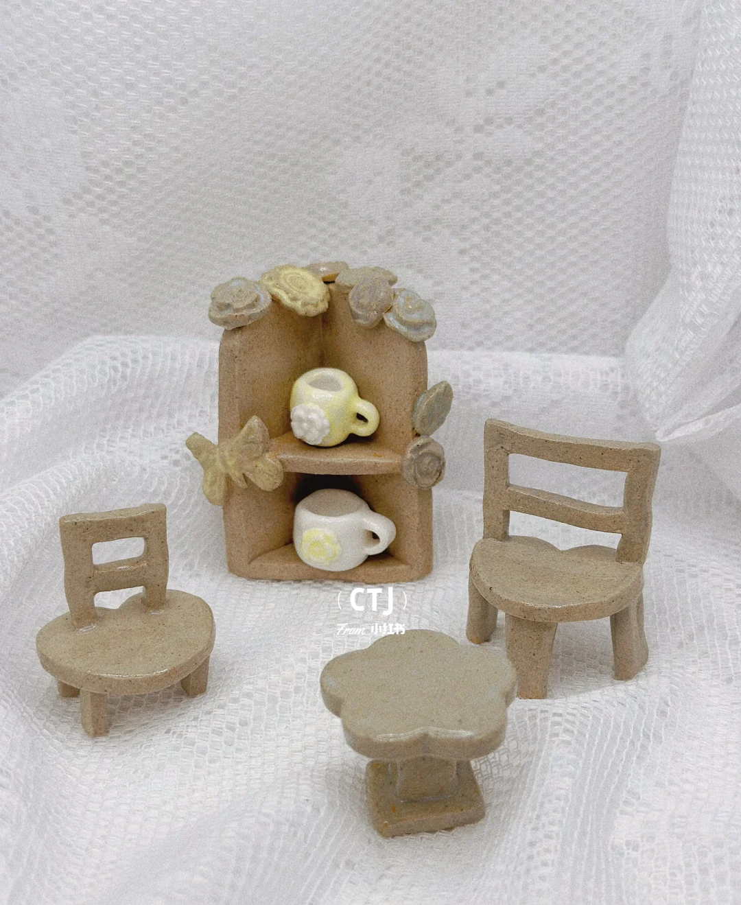 做点小桌子小椅子小柜子，玩过家家吧！