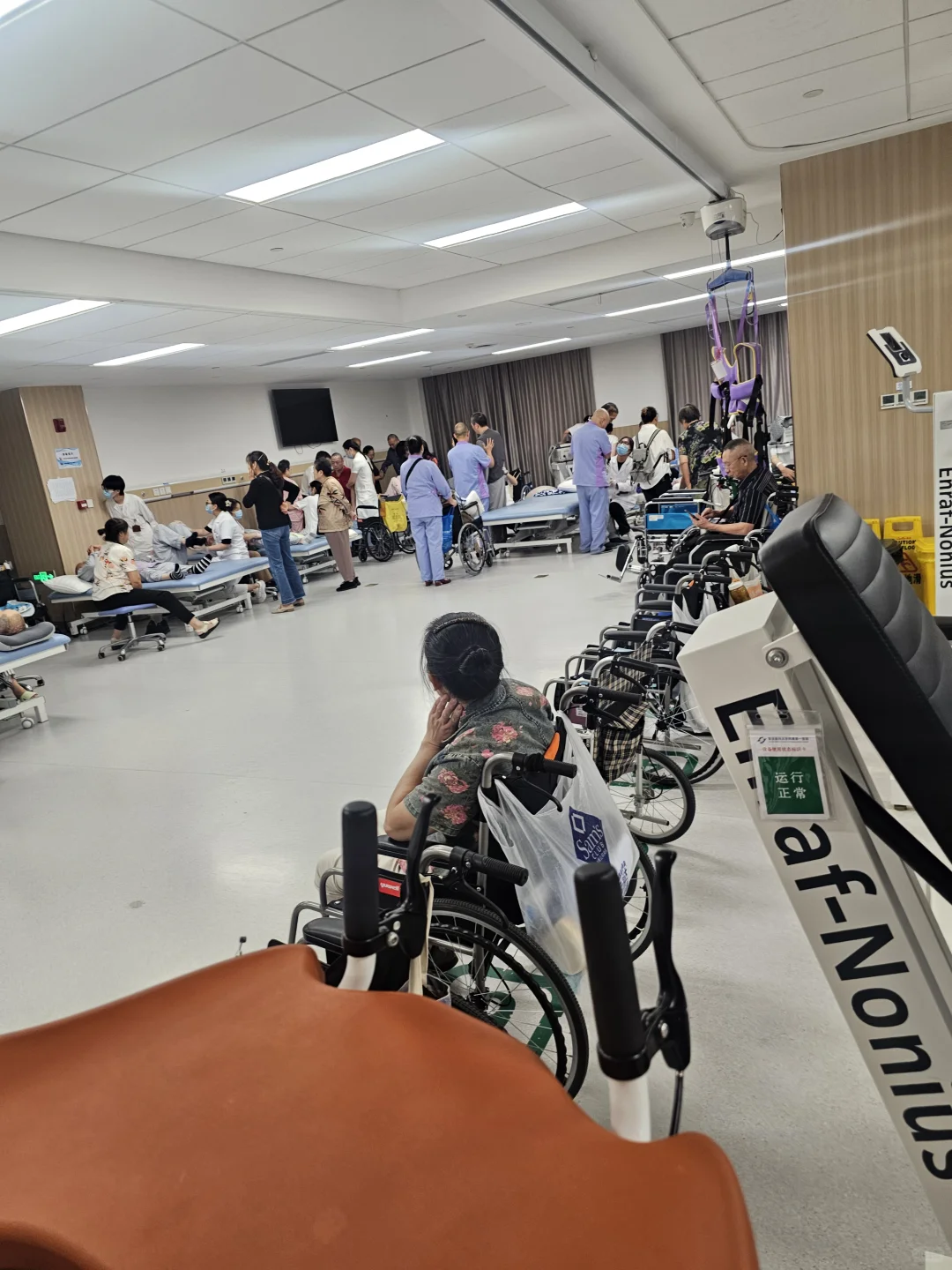 医院康复中心也太热闹了吧