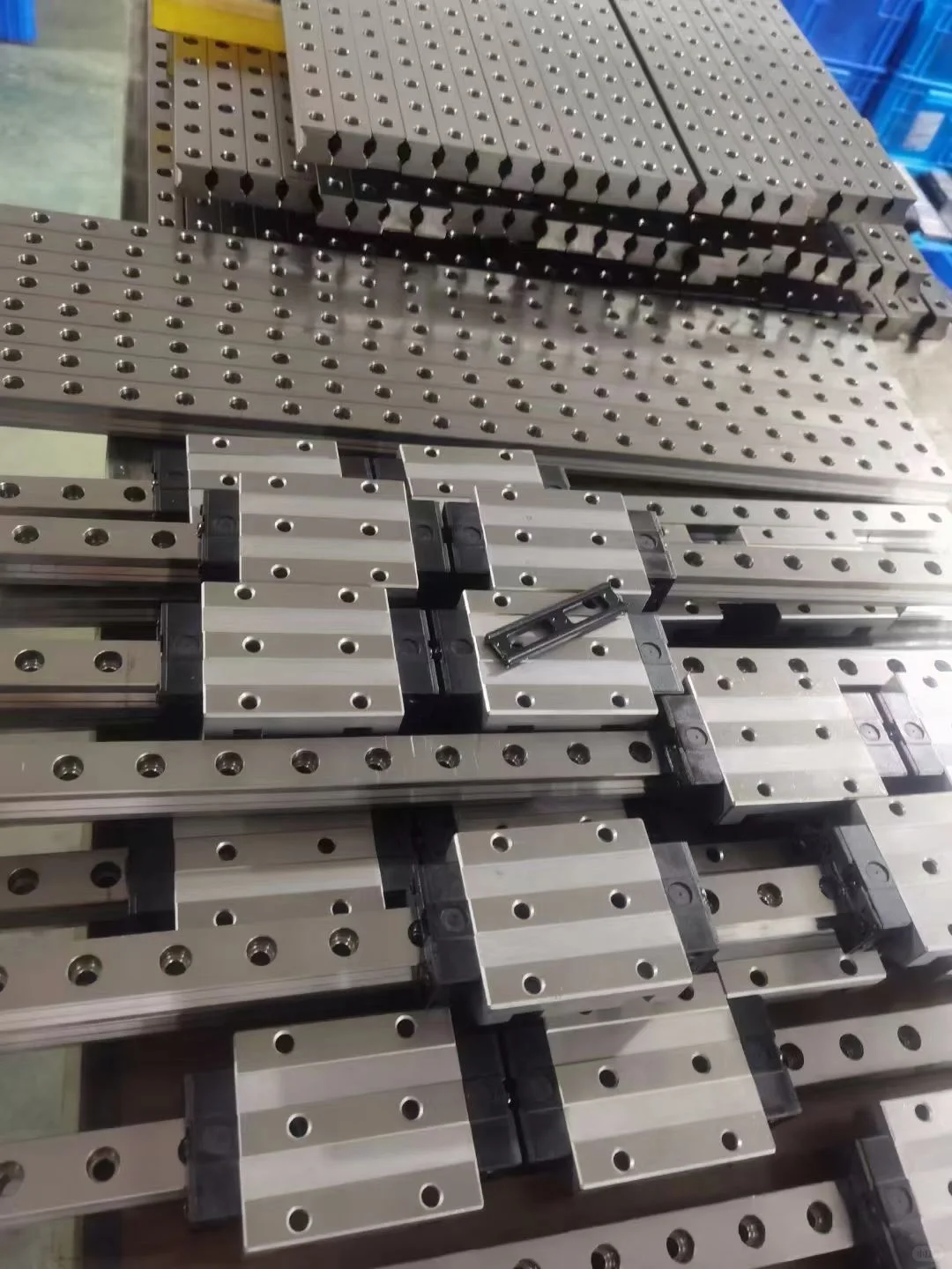 传动件生产厂家,专业生产导轨,光轴,丝杆。18