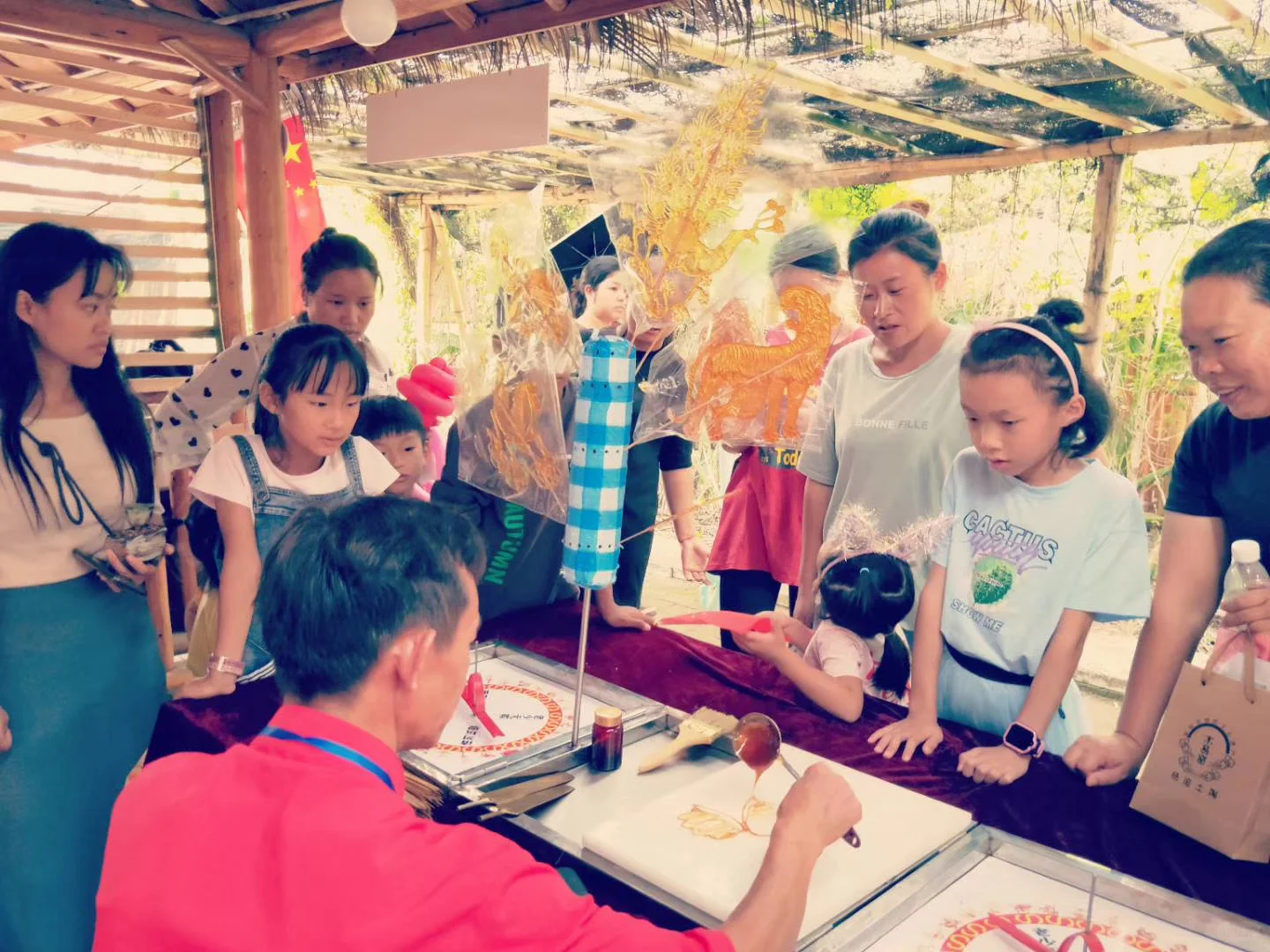 一勺一糖一世界,姑爹做糖画已有40余年了。