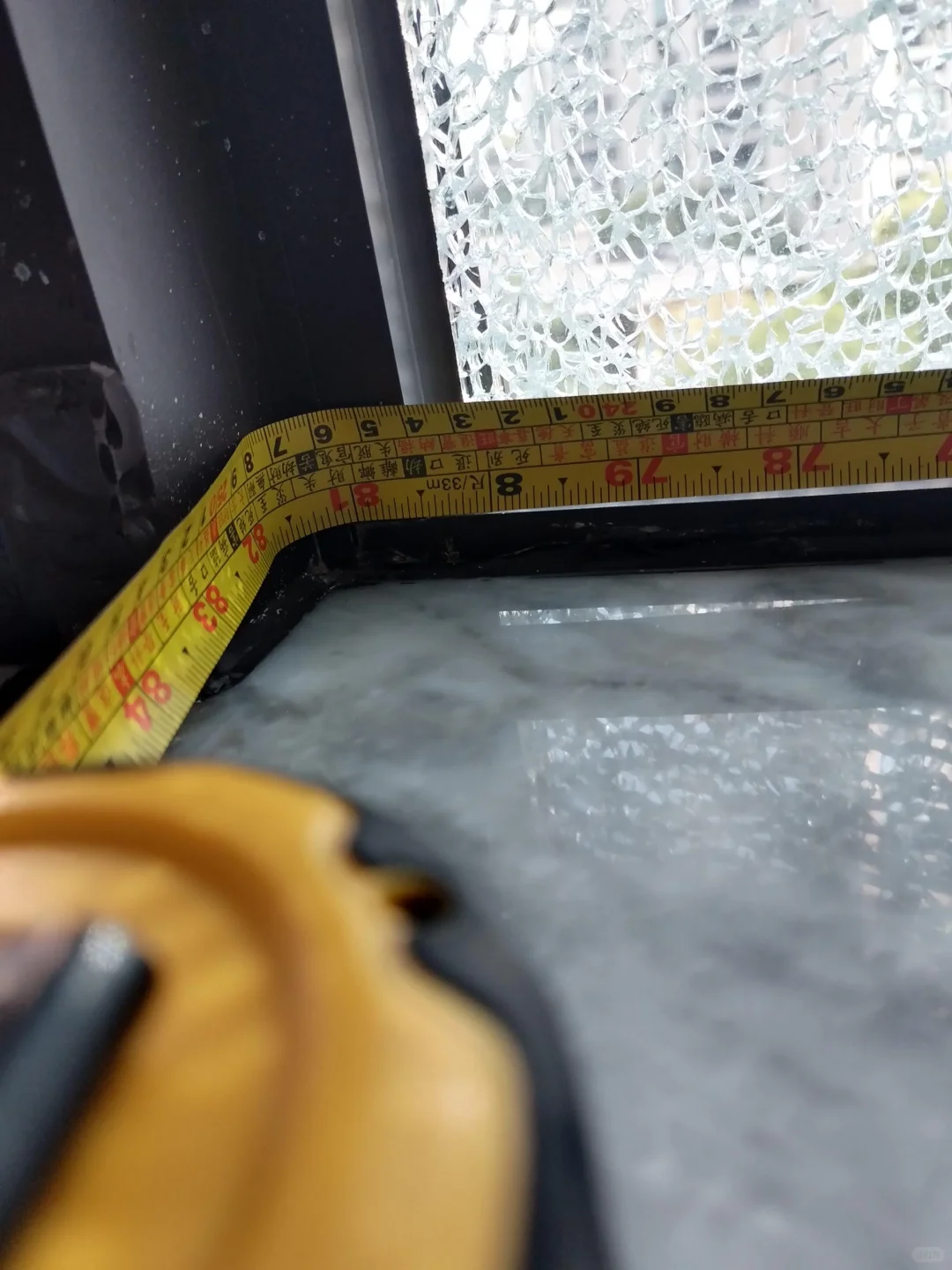 玻璃自爆了！！！