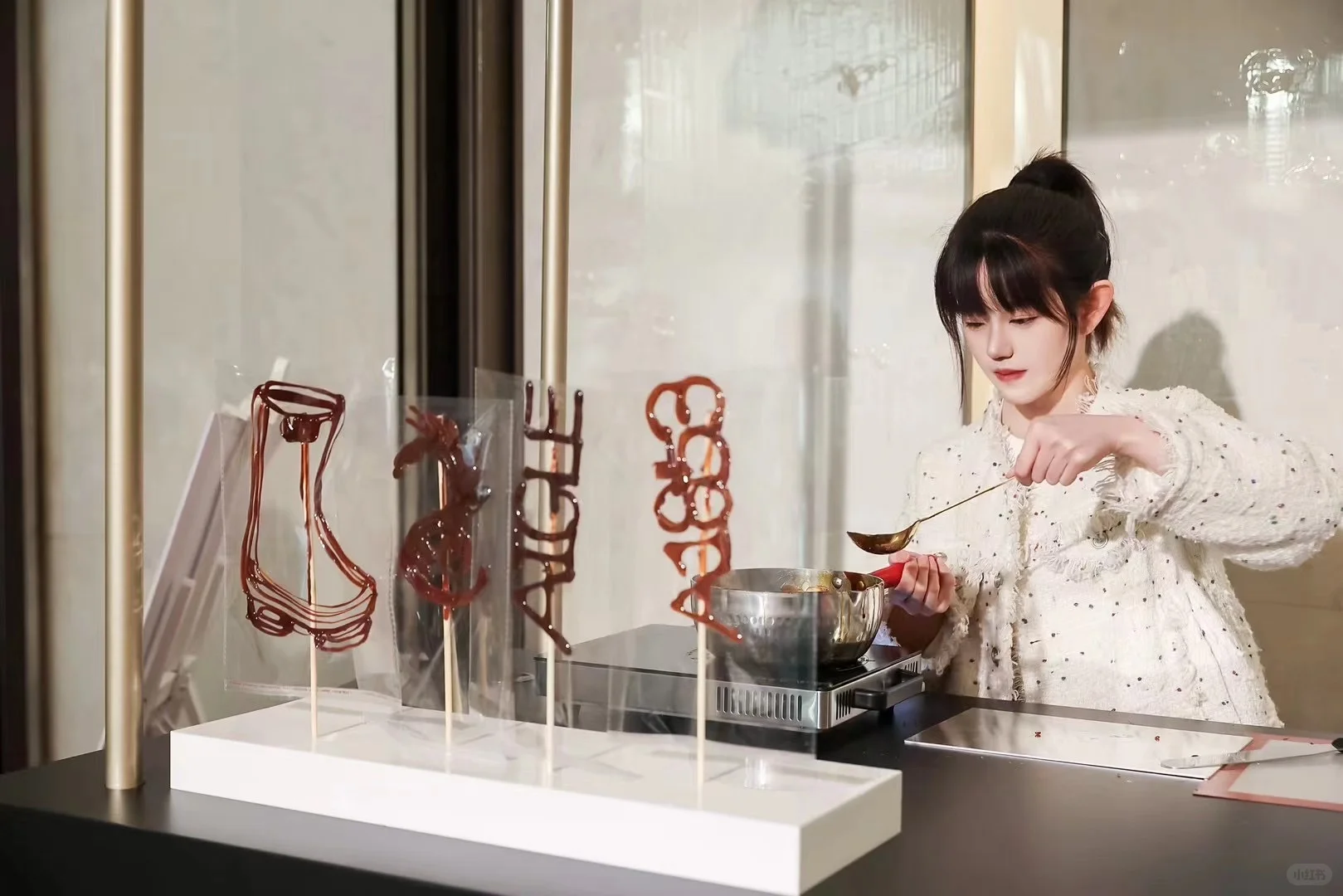 速来围观！全网最年轻的00后美女糖画师 ??