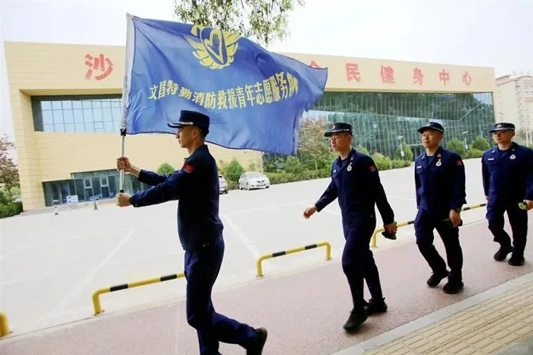 从早到晚！“蓝”朋友的一天