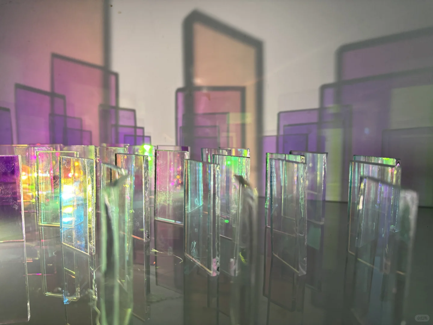 紫光下的玻璃会发光呀！！！