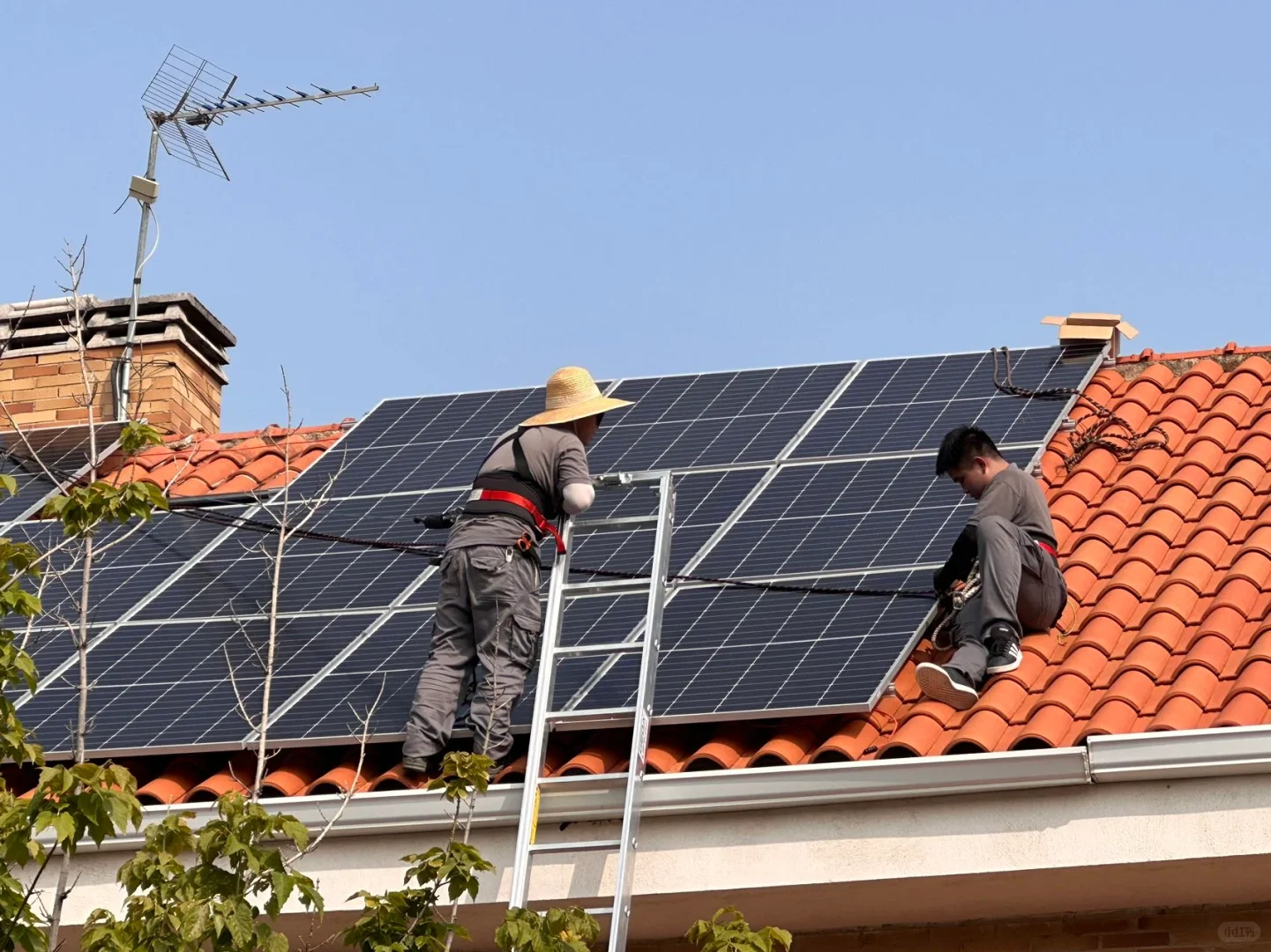 终于实现用电自由了安装上太阳能发电系统