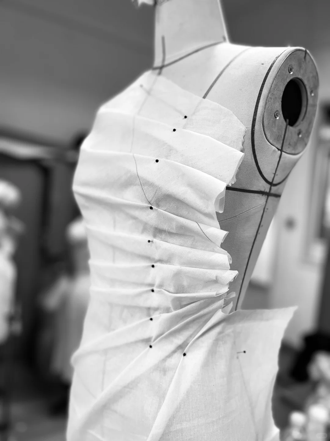 立裁-放射褶皱造型连衣裙