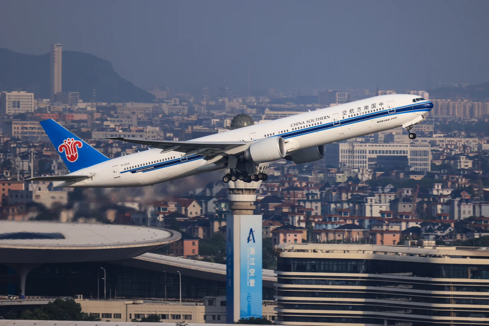 两架南航波音宽体HGH的24跑道起飞