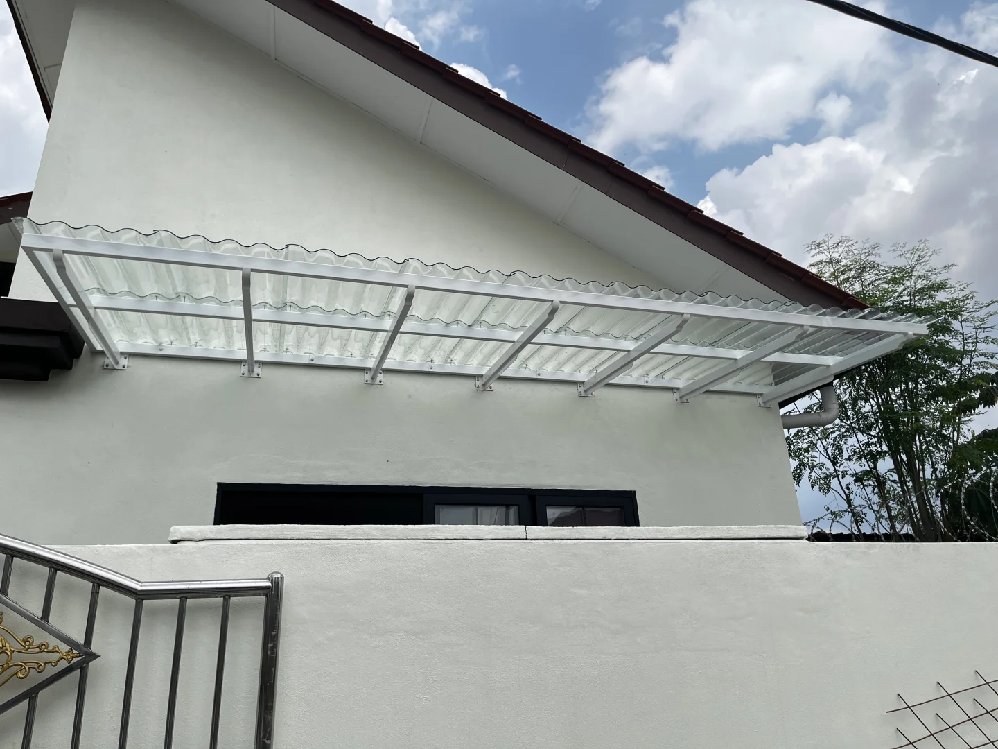 钢化玻璃遮雨棚(6mx1.5m)贵吗？