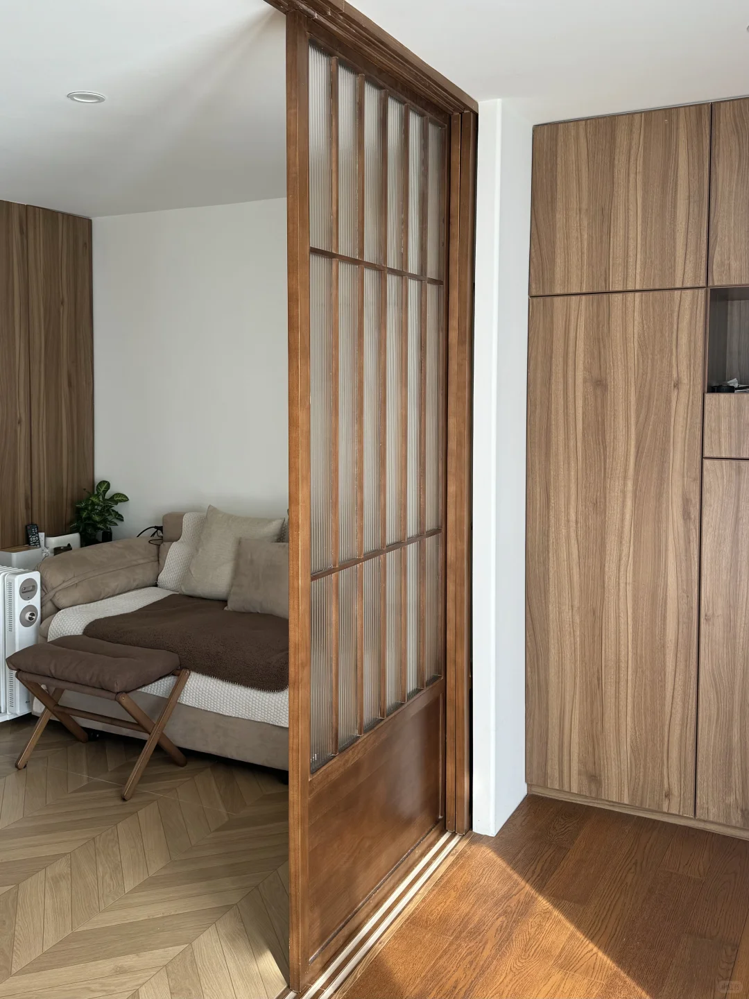 我用原木风玻璃移门当隔断,保暖又有私密感!