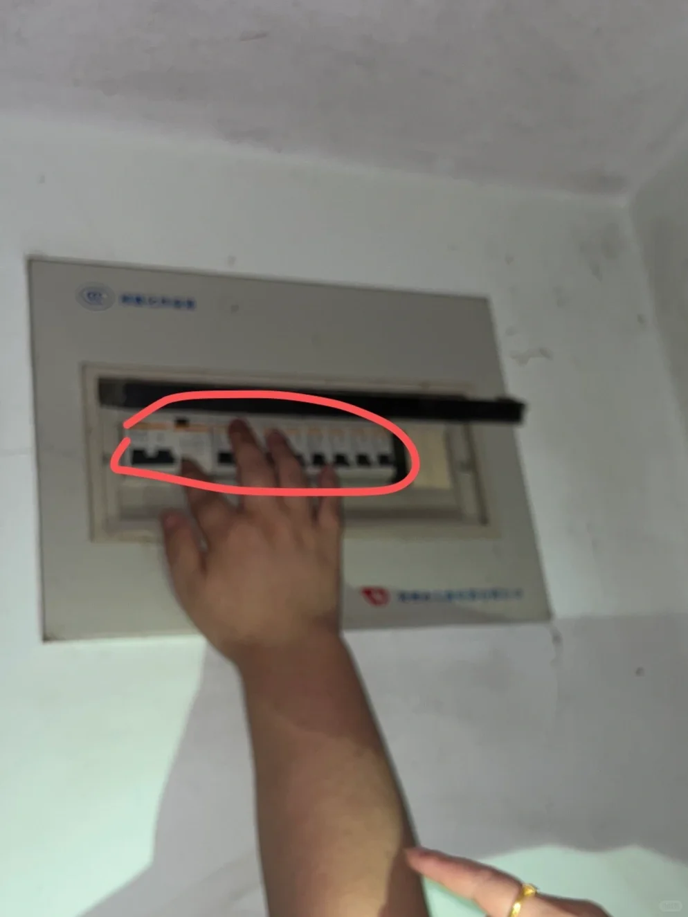 电闸坏了别大众点评找人修一下2300