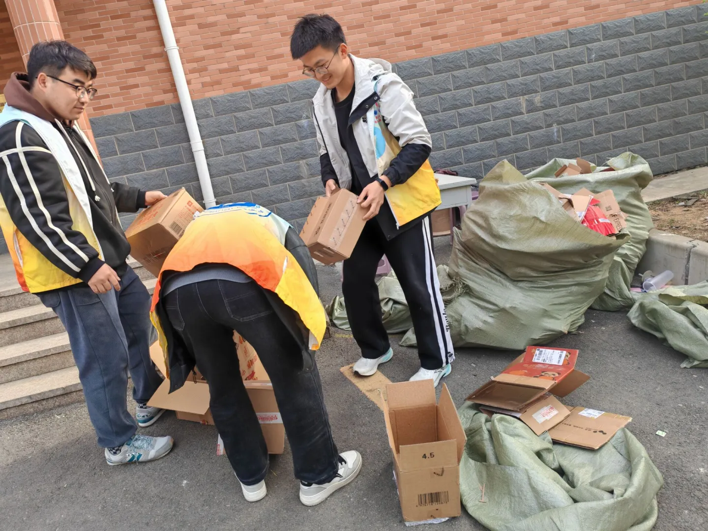 一起来看山大人的环保公益志愿服务吧!