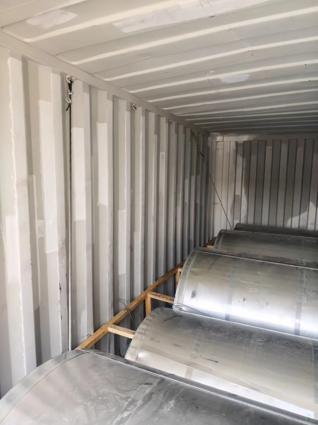 钢卷装箱 安全走货！