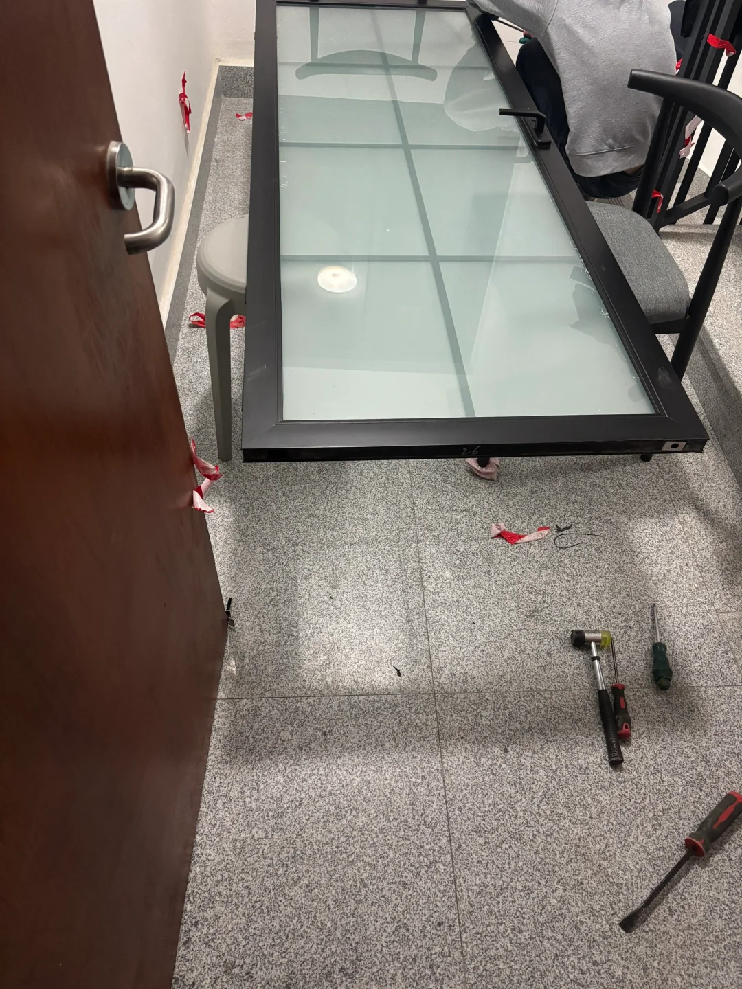 浴室玻璃门碎了