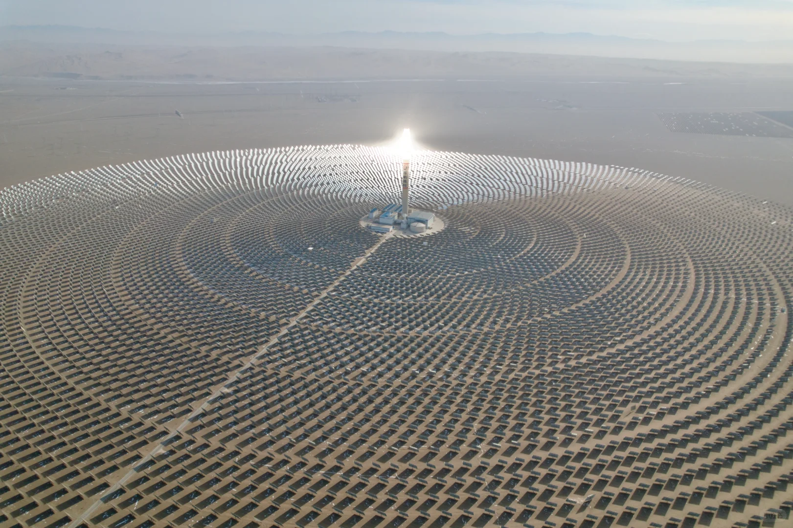 中国西北超级工程敦煌熔岩塔式发电站光伏