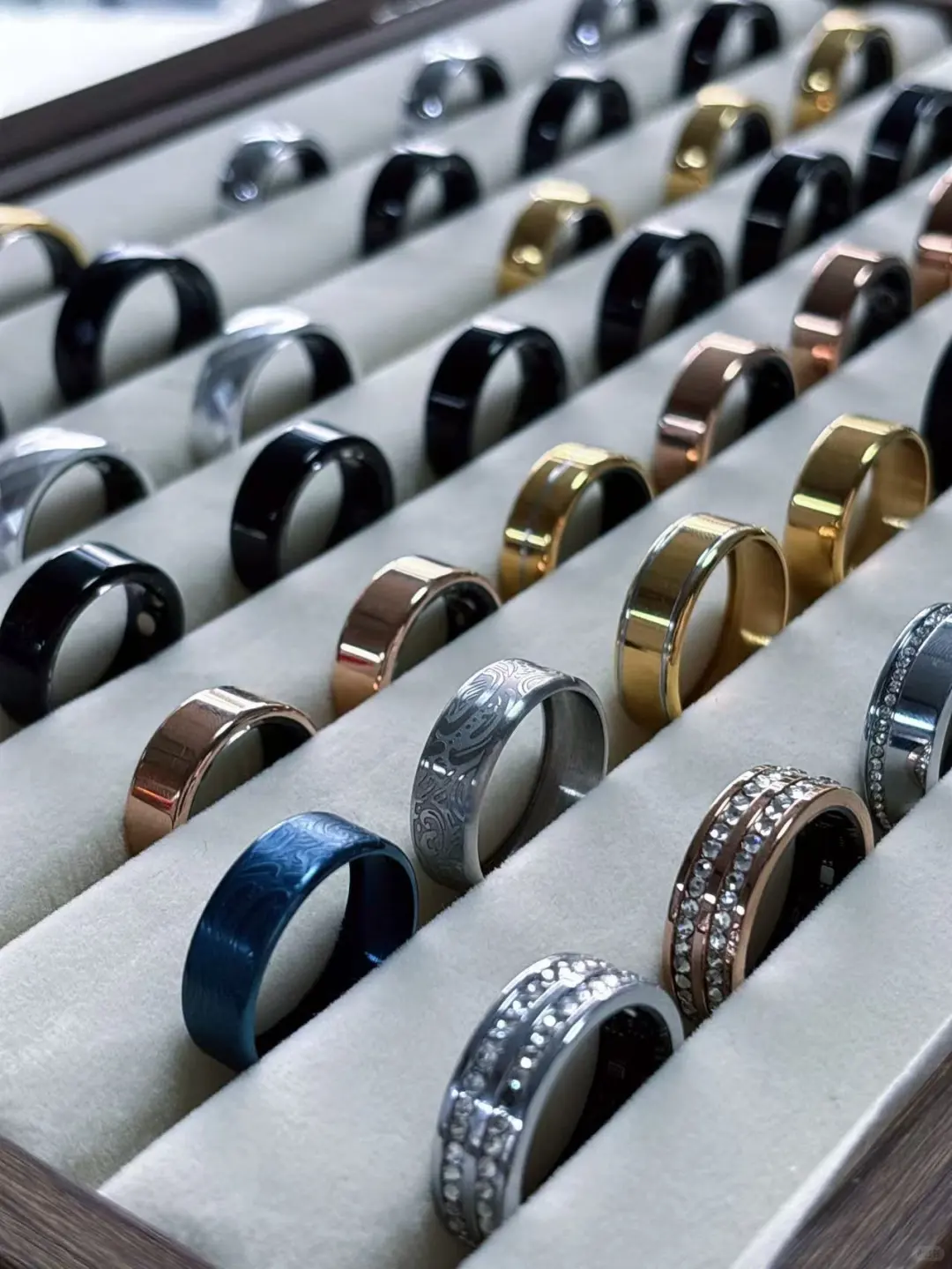 自家工厂制造智能戒指，车间随拍