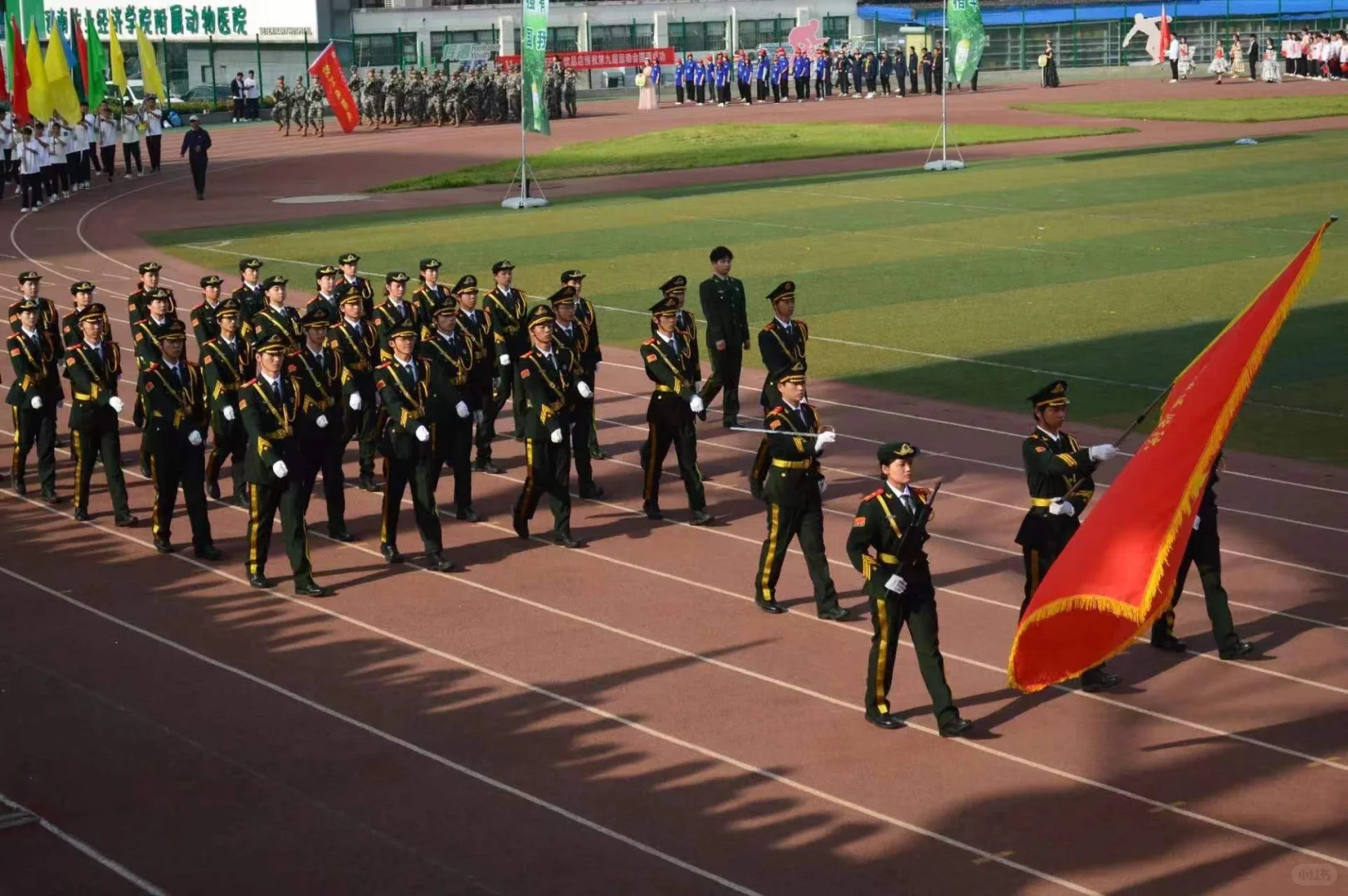 以青春之名 护国旗之威??