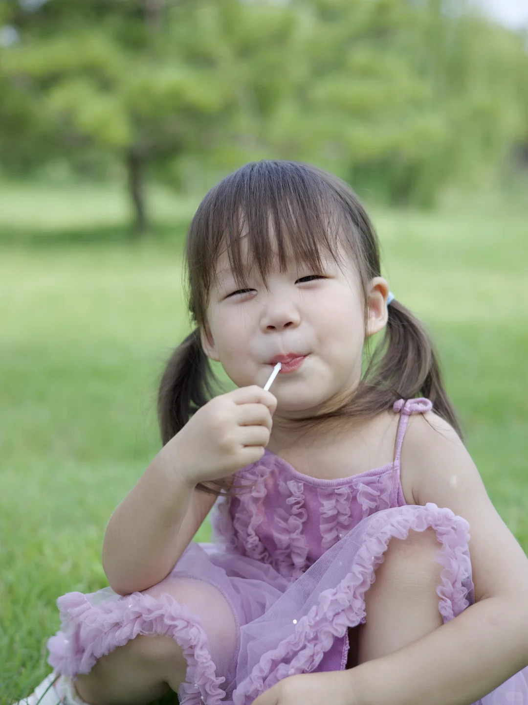 两岁娃的公园放电记,中途靠棒棒糖续了电