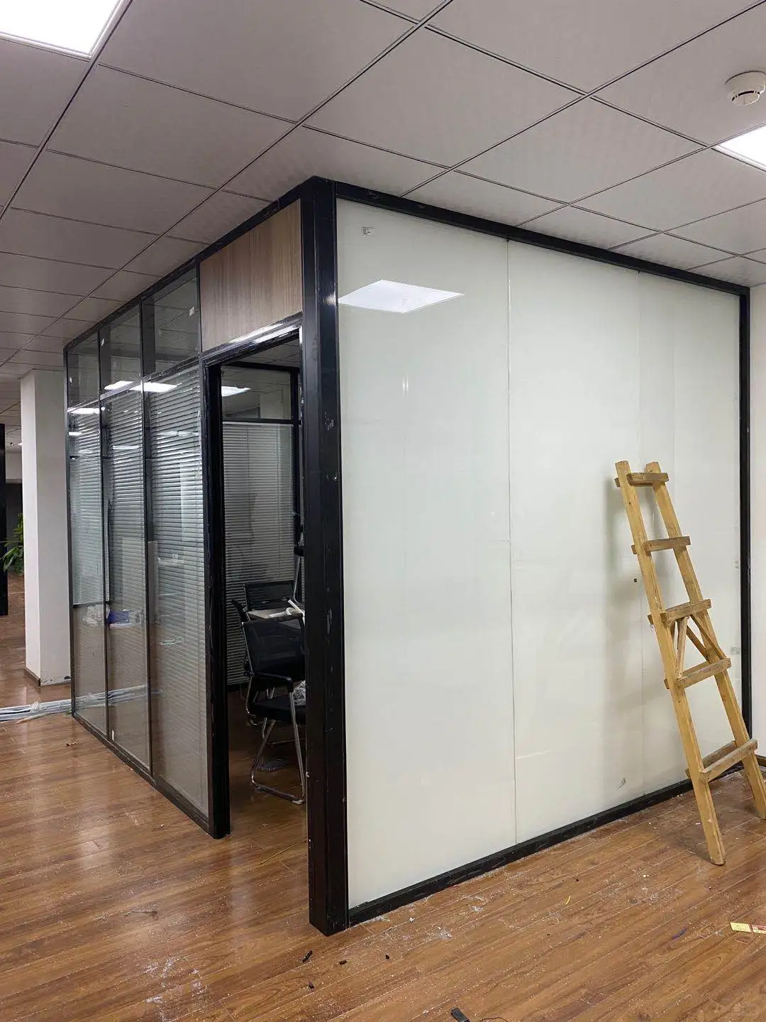 四川成都厂家直销办公室玻璃隔断墙