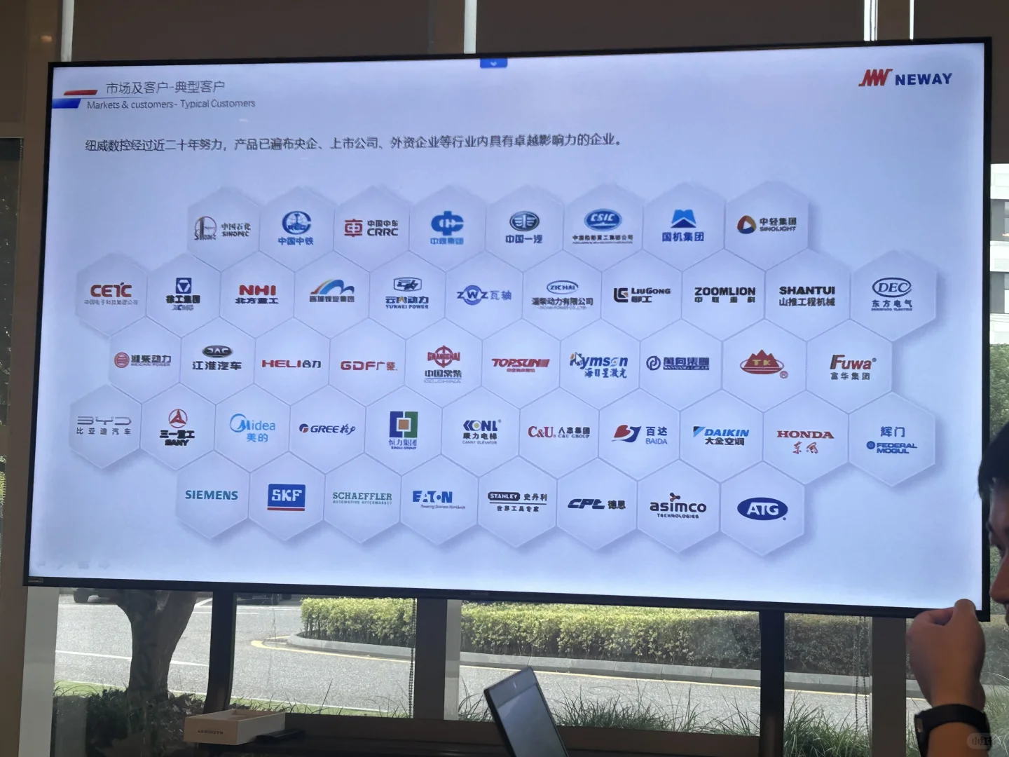 00后机床女销售的一天：今天学习纽威的车床