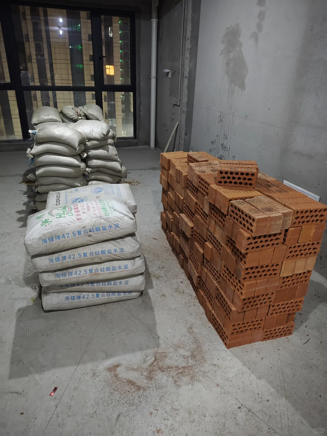 水泥、黄沙、砖进场