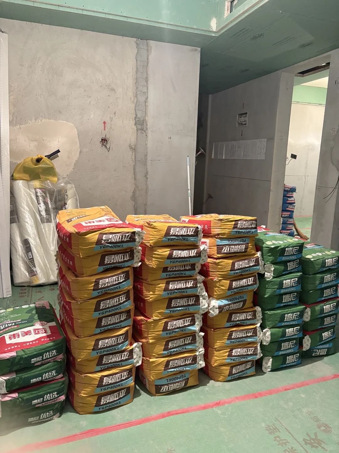 油漆工进场，看了美巢直摇头