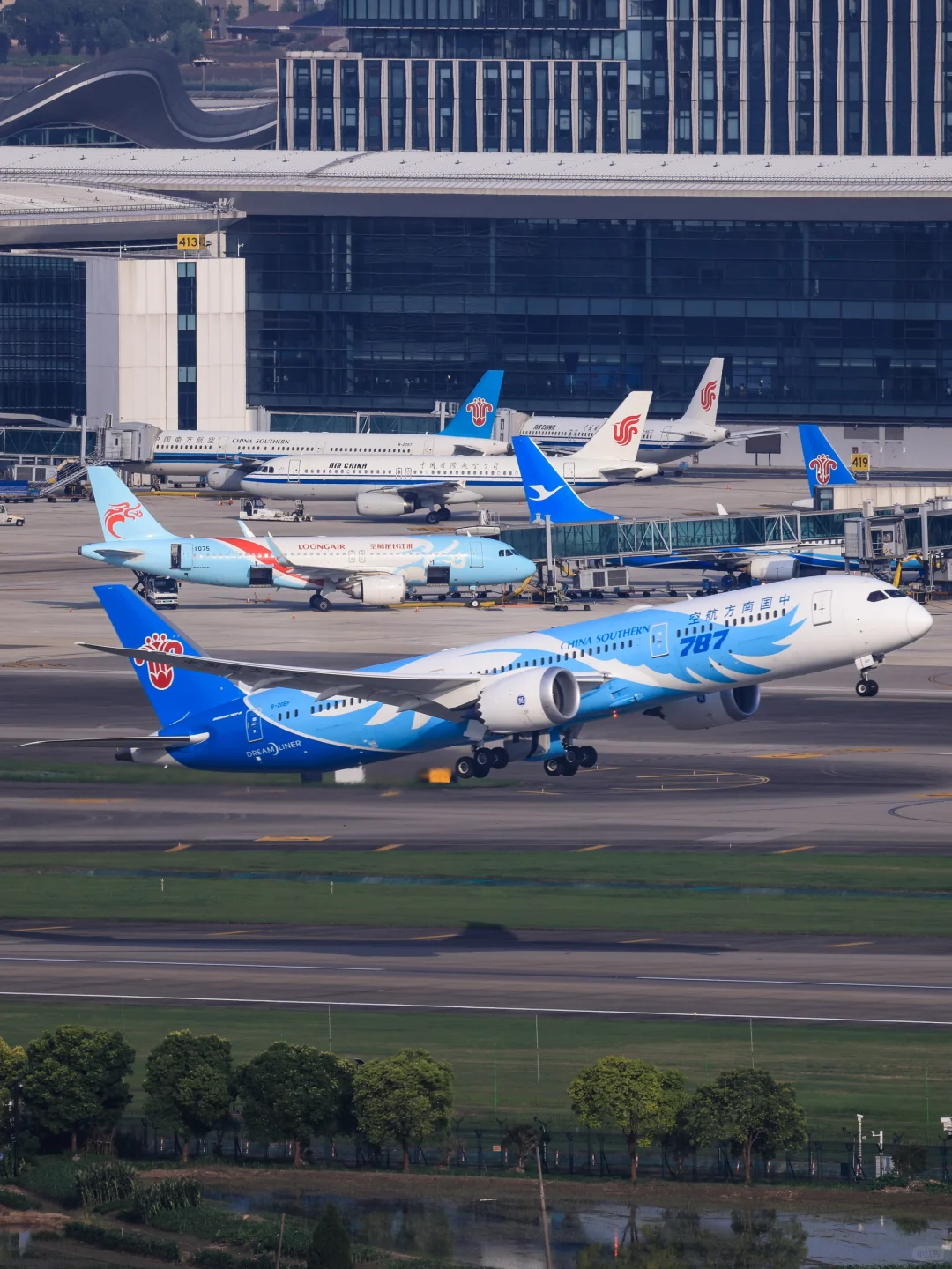 两架南航波音宽体HGH的24跑道起飞