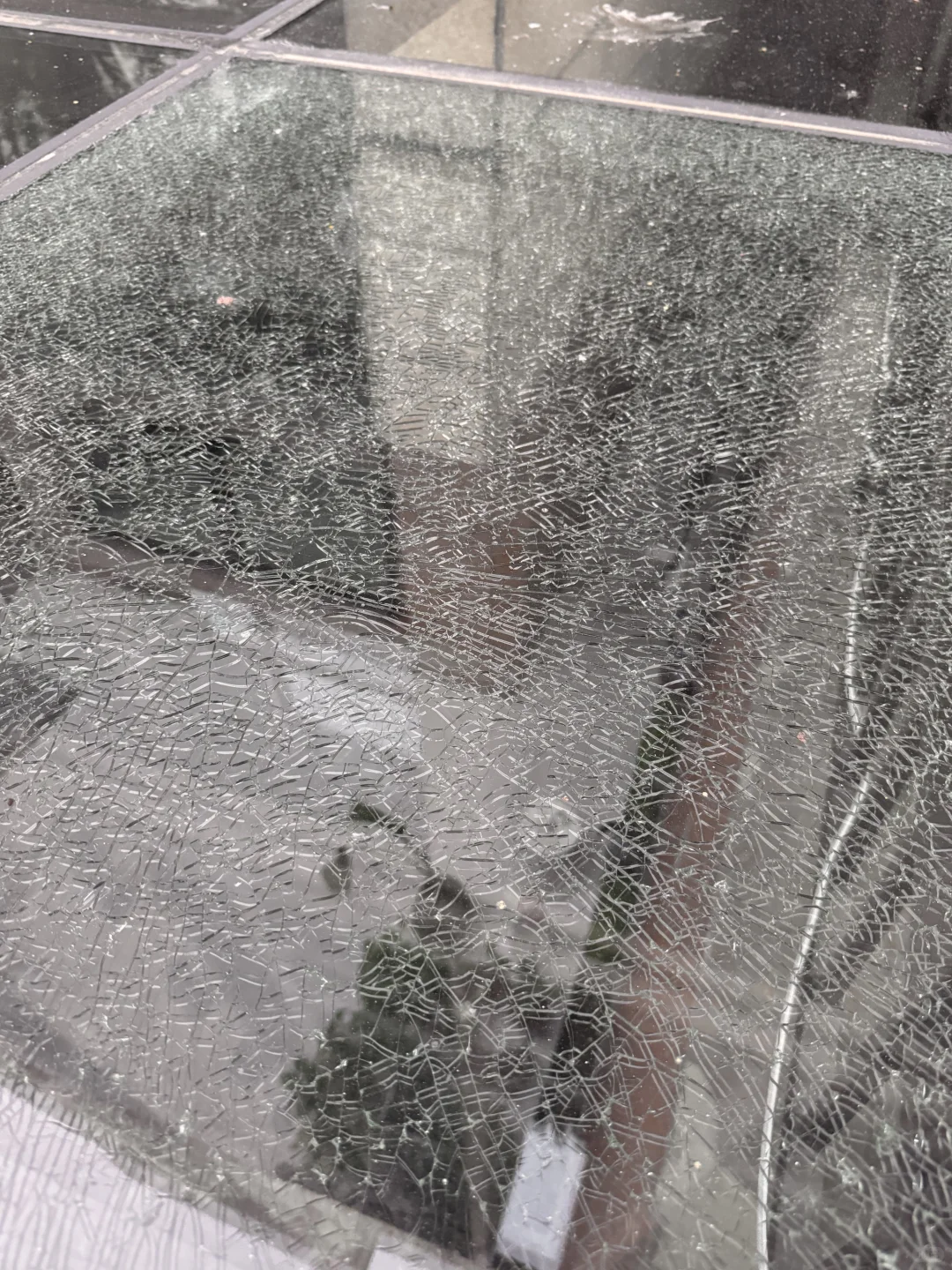 钢化玻璃裂了，这是自爆还是人为啊？