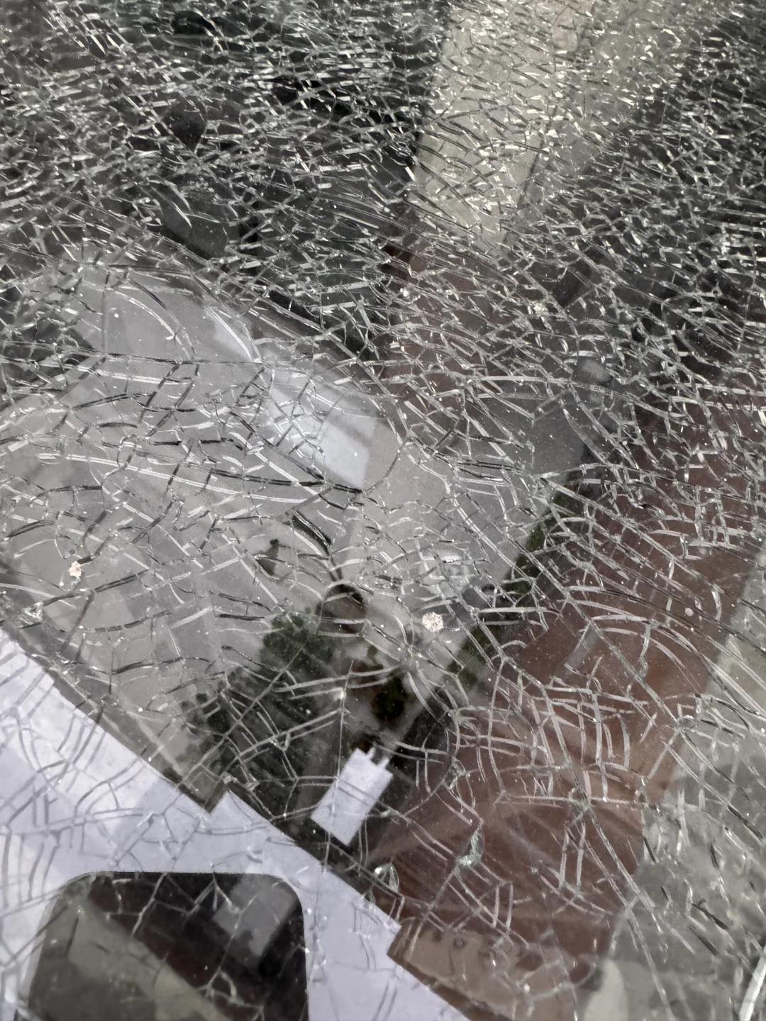 钢化玻璃裂了，这是自爆还是人为啊？