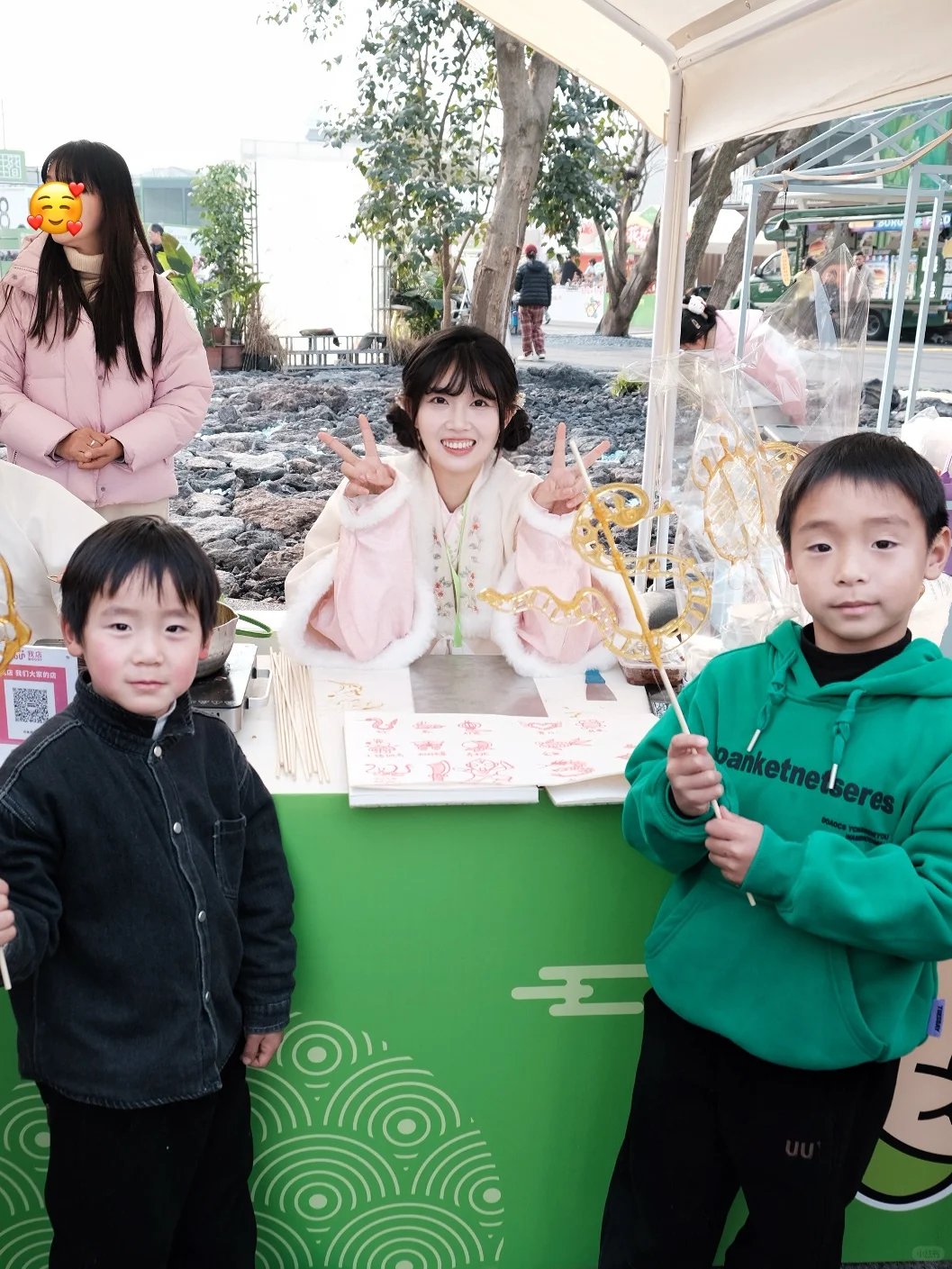 00后！非遗糖画传承人也太美了