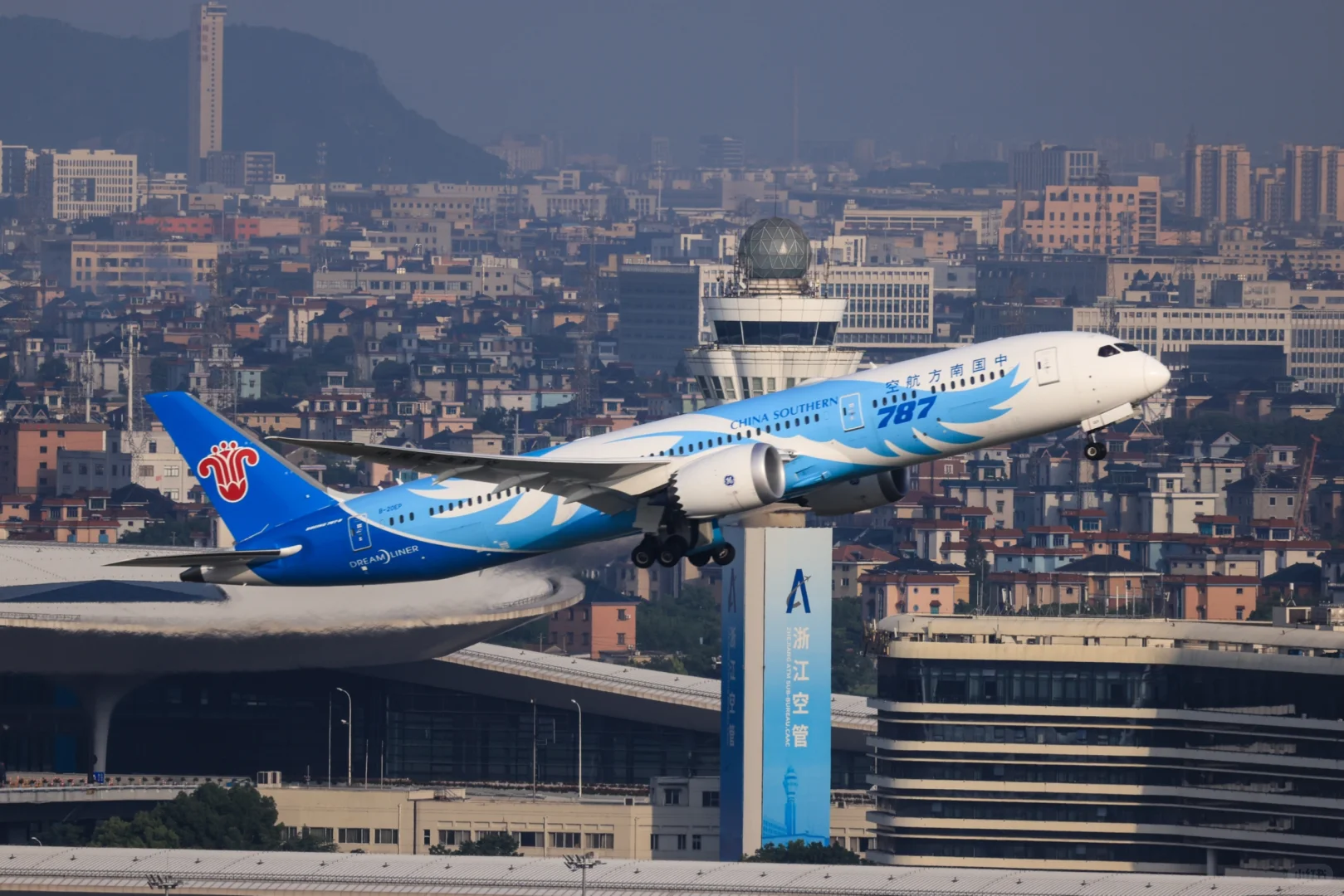 两架南航波音宽体HGH的24跑道起飞