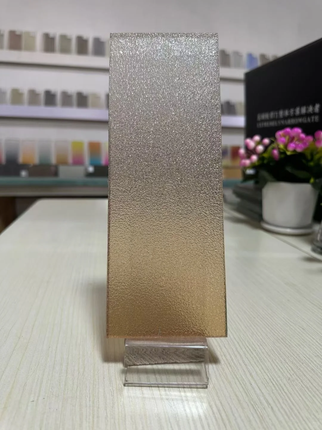 渐变色玻璃，原片不同呈现不同效果