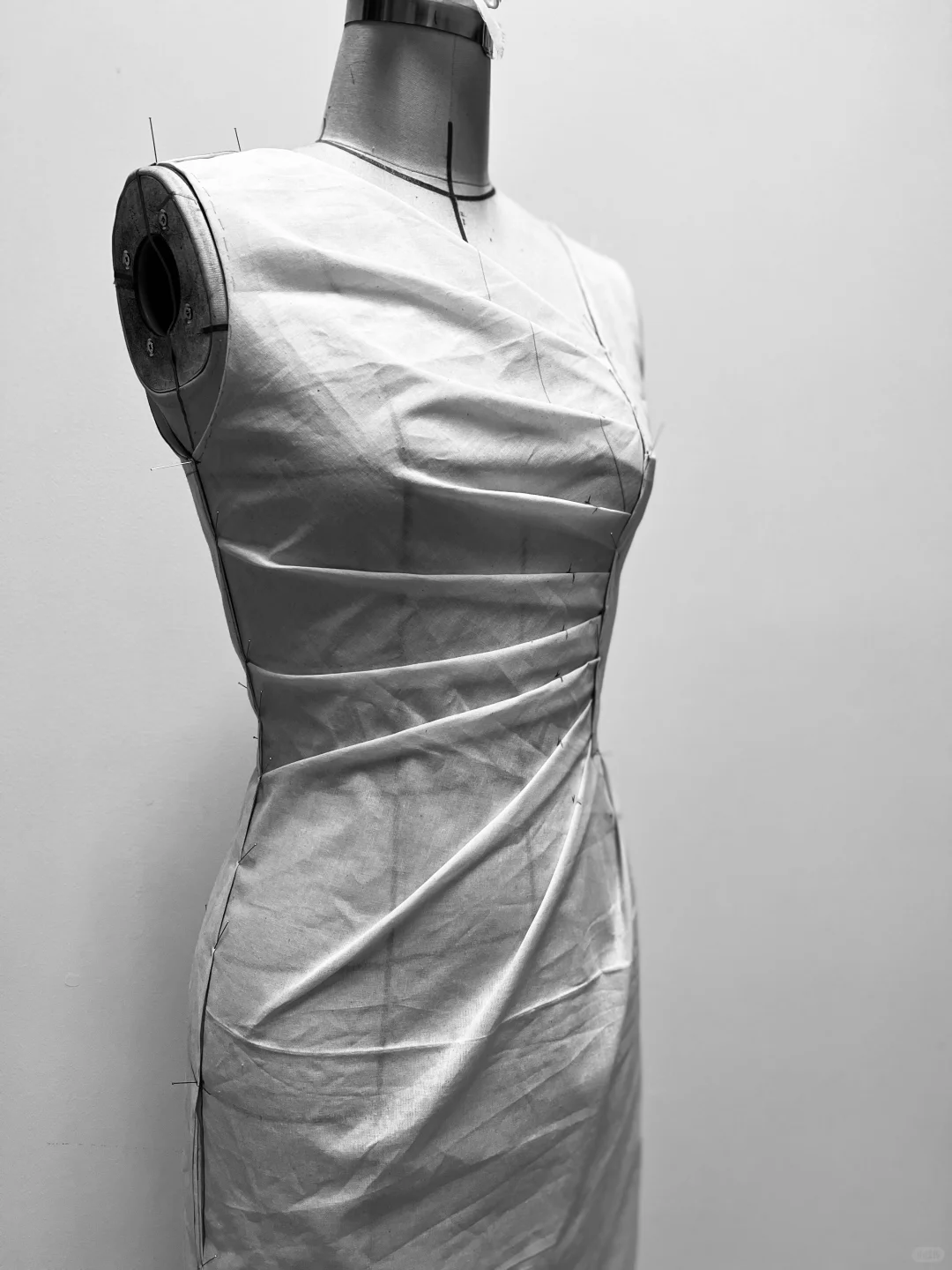 立裁-放射褶皱造型连衣裙