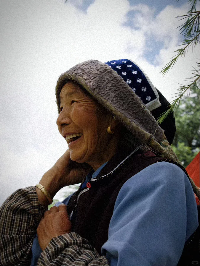 大理凤羽 在田地里劳作的奶奶们