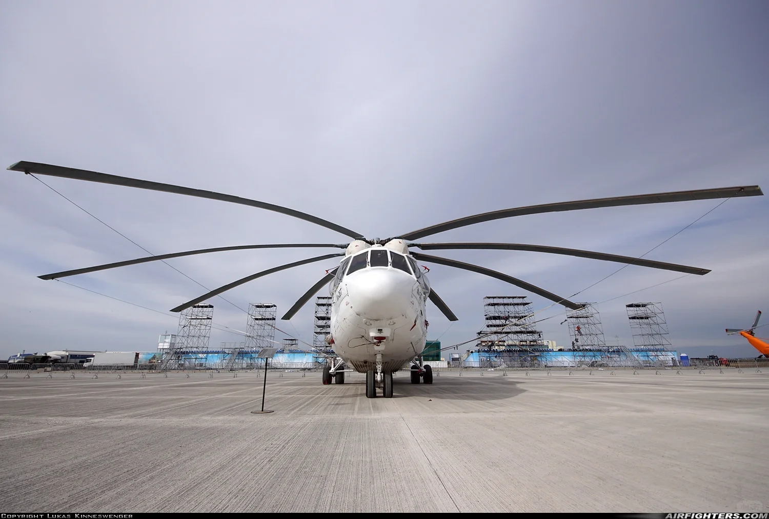 米-26：空中重型运输直升机