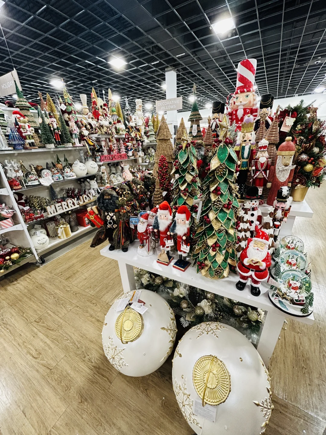 又到去home goods 淘圣诞节装饰品的时候