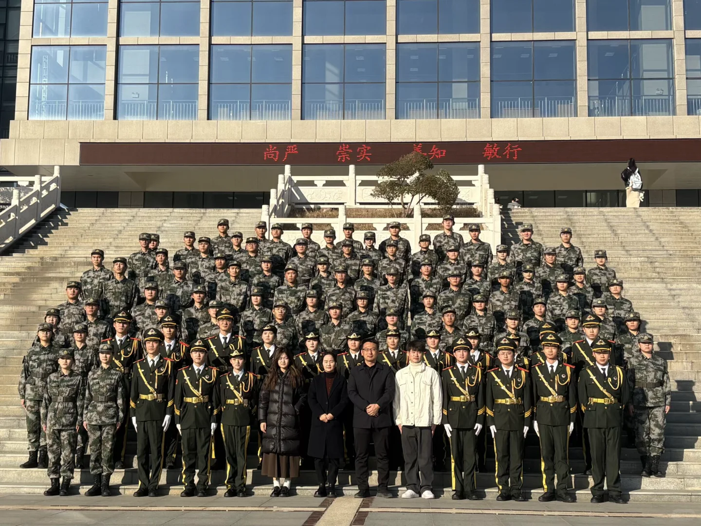 以青春之名 护国旗之威??