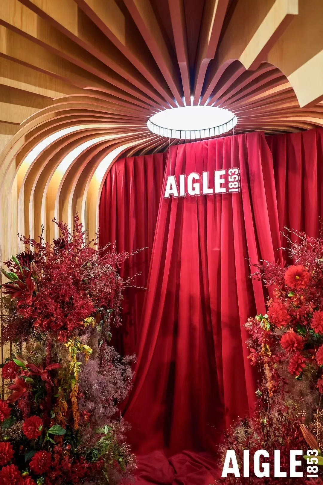 速来围观！全网最年轻的00后美女糖画师 ??