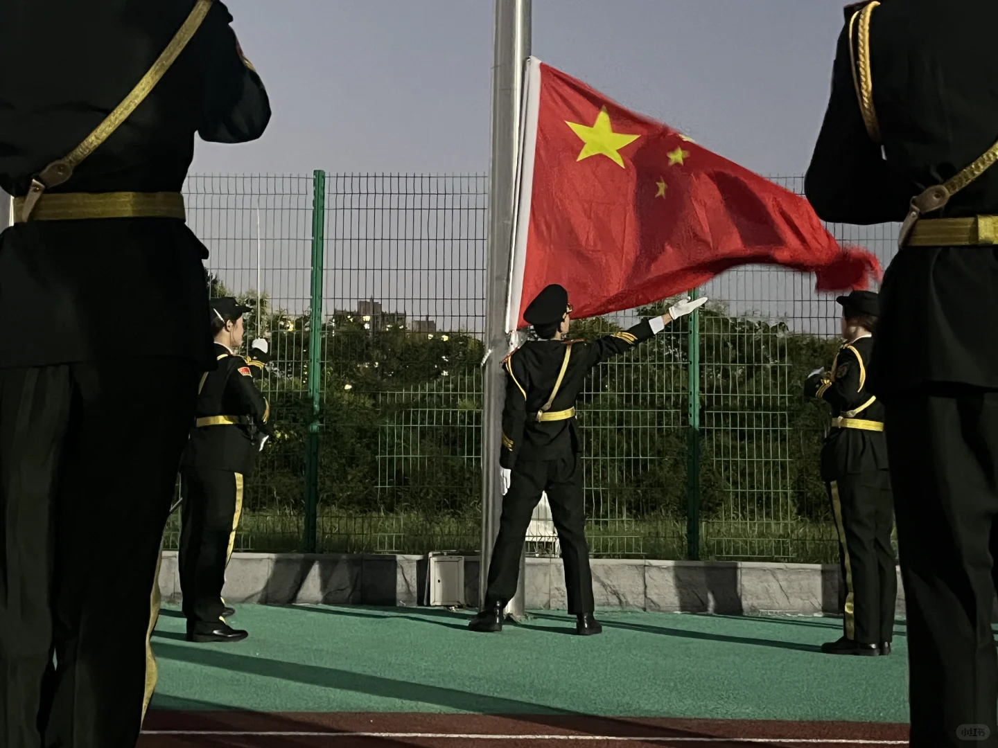 以青春之名 护国旗之威??