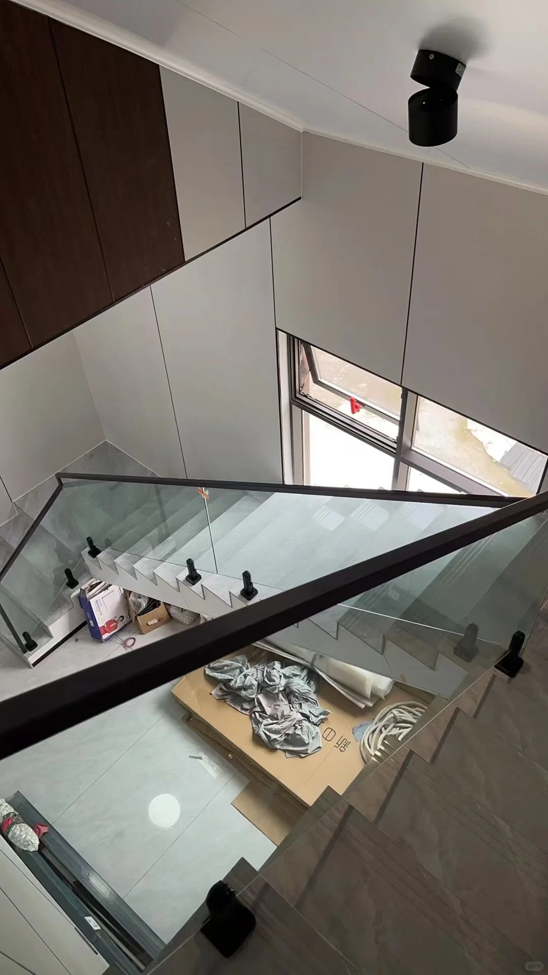 不锈钢底脚＋12毫米普白刚化玻璃＋实木扶手