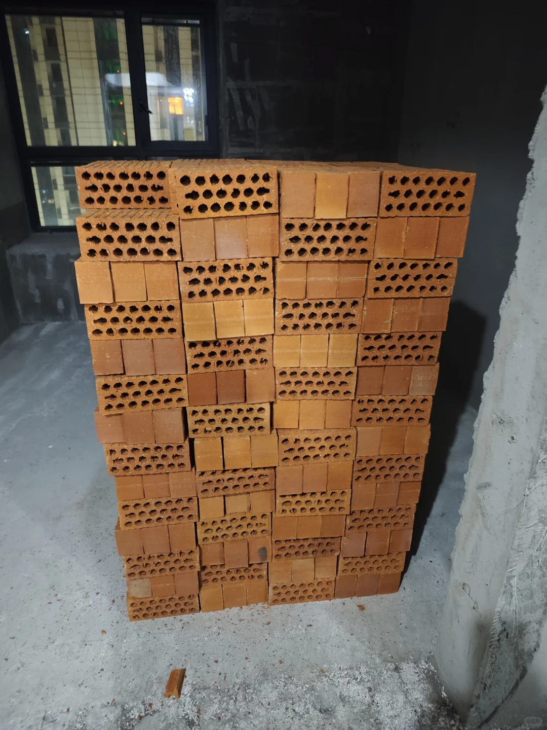 水泥、黄沙、砖进场