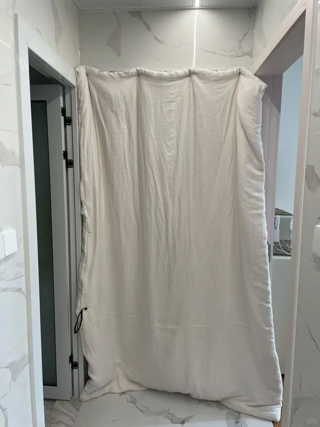 挂一条棉被在门上 卧室隔音变得特别好。